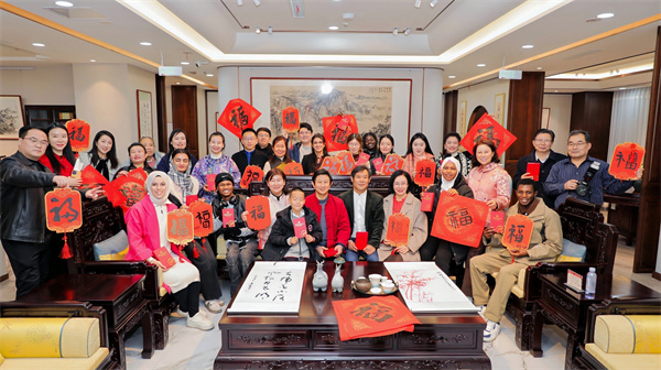 巧奪天工｜紅木韻·筆墨情，中外文化交流書畫研習(xí)雅集溫情舉辦